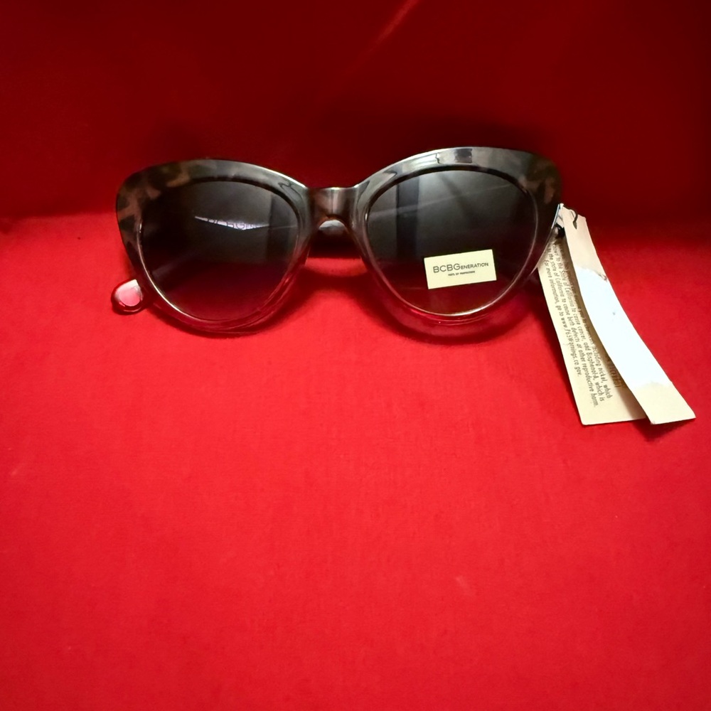 BCBGeneration Max Azria Women's Cat Eye BG1010 215 Leopard Pink Sunglasses NWT